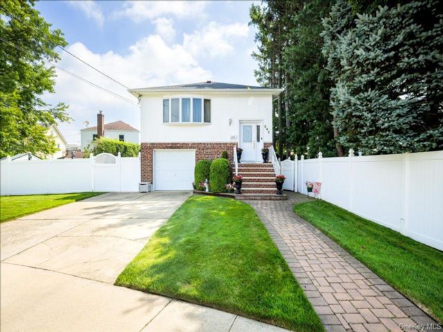  4 BR,  2.00 BTH &nbsp;Hi ranch style home in Franklin Square