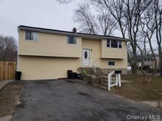  2 BR,  2.00 BTH &nbsp;Hi ranch style home in Brentwood