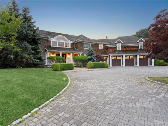  7 BR,  9.00 BTH &nbsp;Estate style home in Westhampton