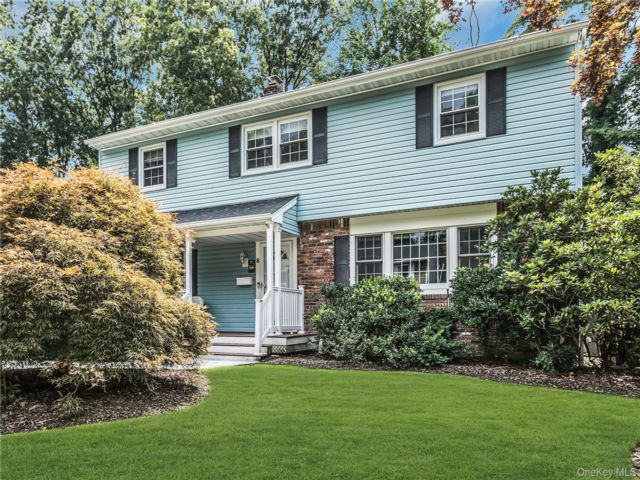  4 BR,  3.00 BTH &nbsp;Colonial style home in Old Bethpage