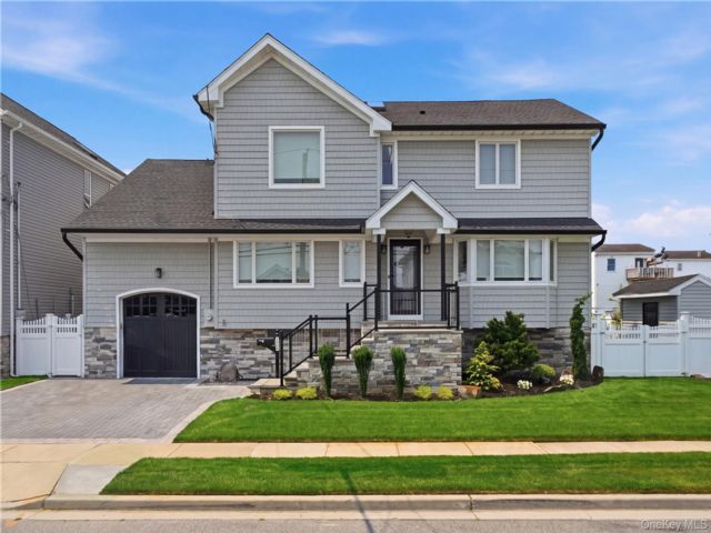  4 BR,  3.00 BTH &nbsp;Colonial style home in Lindenhurst