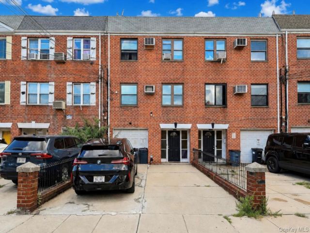  5 BR,  3.00 BTH &nbsp;Colonial style home in East Elmhurst