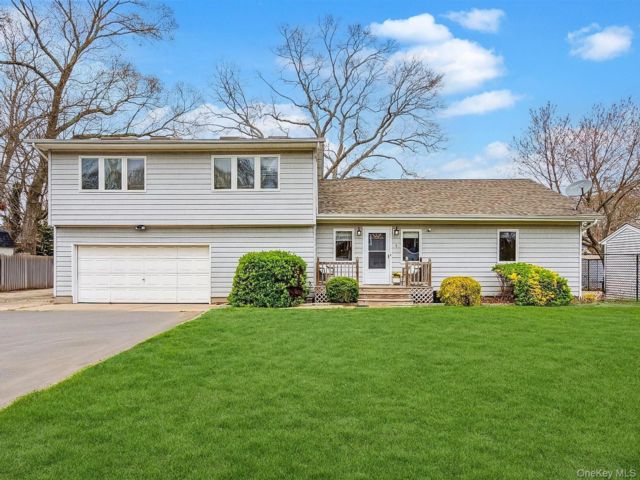  4 BR,  2.00 BTH &nbsp;Colonial style home in Mastic