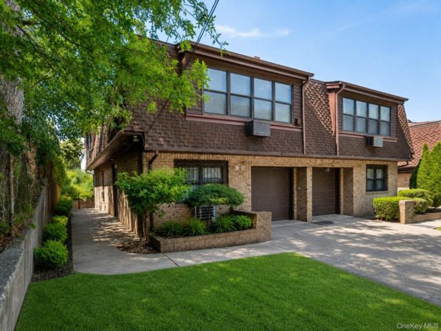  3 BR,  3.00 BTH &nbsp;Other style home in Oakland Gardens