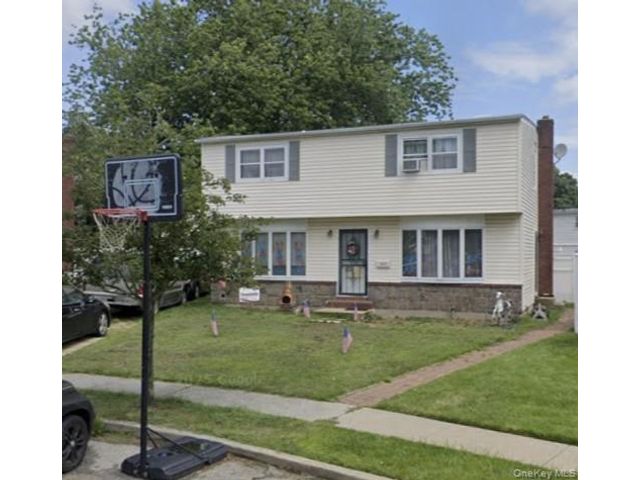  3 BR,  2.00 BTH &nbsp;Exp cape style home in Bellmore
