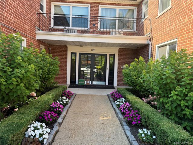  2 BR,  1.00 BTH &nbsp;Garden style home in Rockville Centre