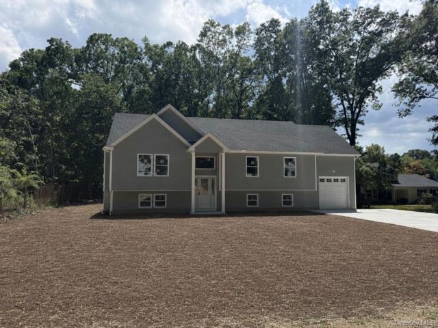  3 BR,  2.00 BTH &nbsp;Raised ranch style home in Shirley