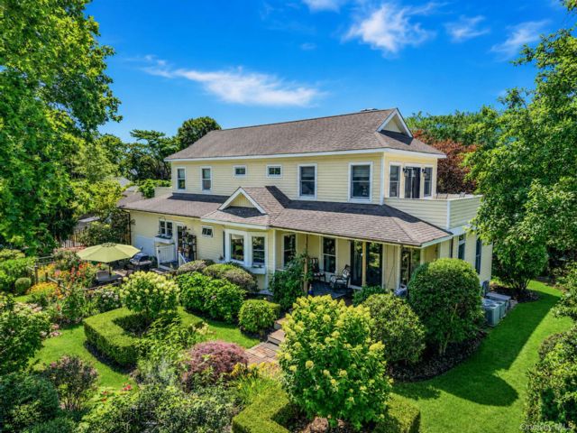  4 BR,  5.00 BTH &nbsp;Traditional style home in East Quogue