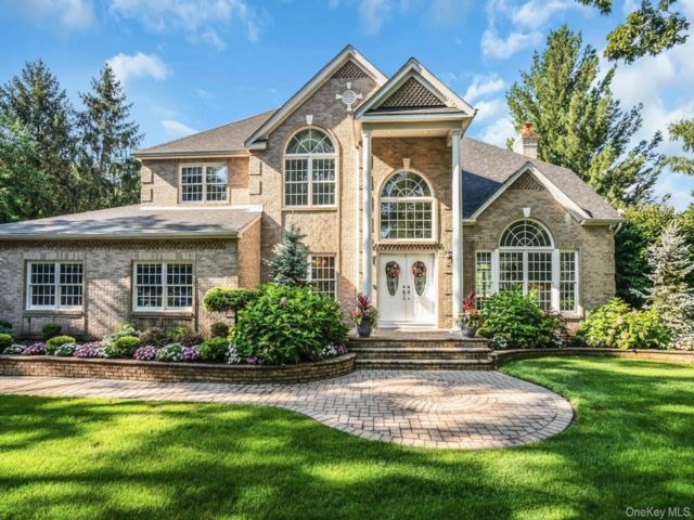  4 BR,  3.00 BTH &nbsp;Post modern style home in Commack