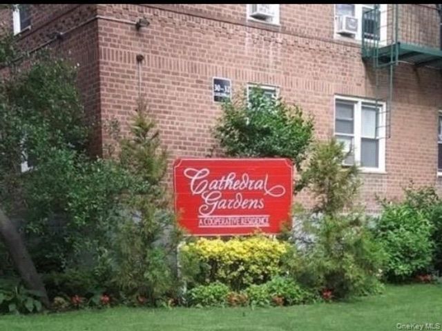  2 BR,  1.00 BTH &nbsp;Mid rise style home in Hempstead