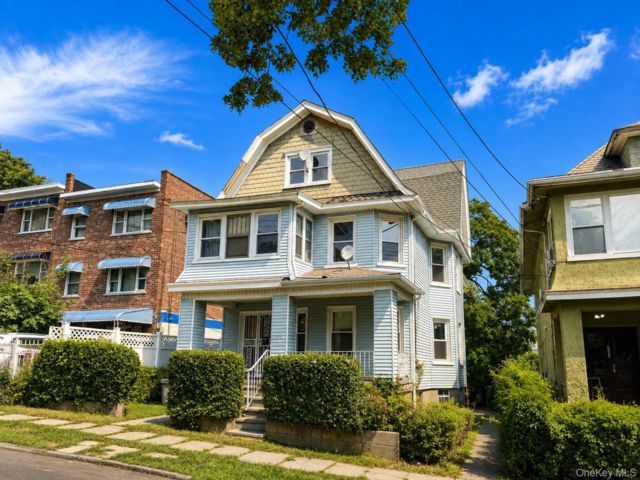 10 BR,  3.00 BTH &nbsp;Colonial style home in Mount Vernon