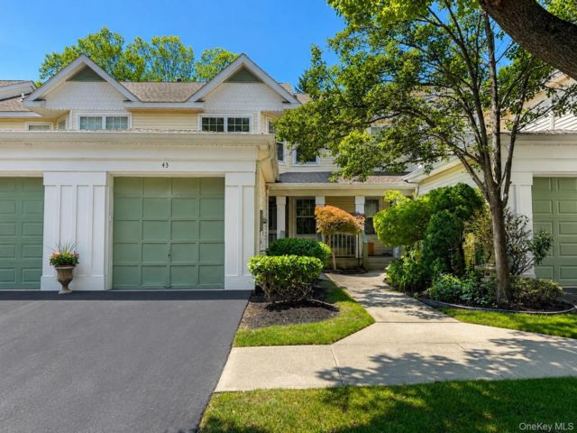  2 BR,  3.00 BTH &nbsp;Condo style home in Port Jefferson Station