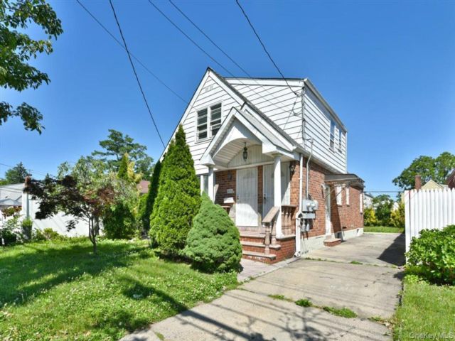  4 BR,  2.00 BTH &nbsp;Exp cape style home in Queens Village