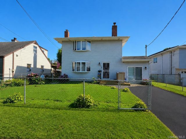  2 BR,  1.00 BTH &nbsp;Colonial style home in Babylon