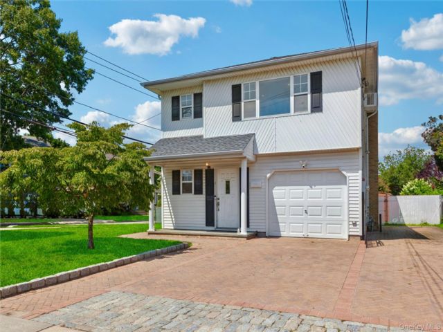  5 BR,  2.00 BTH &nbsp;Hi ranch style home in East Rockaway