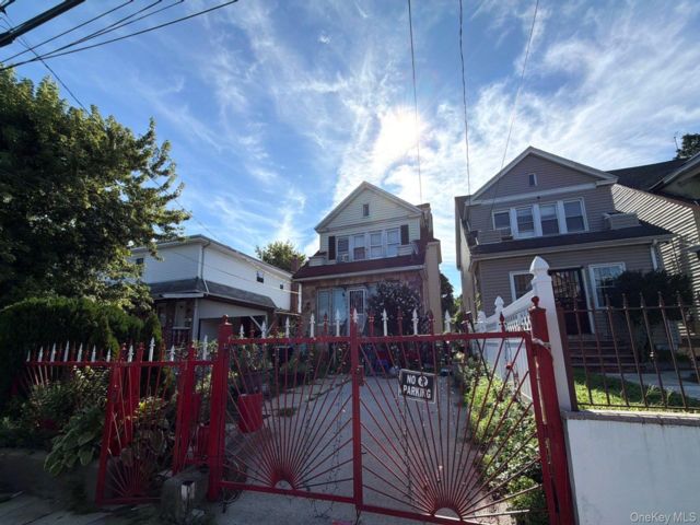  4 BR,  2.00 BTH &nbsp;Colonial style home in Far Rockaway