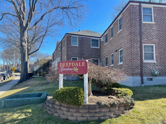  3 BR,  1.00 BTH &nbsp;Garden style home in Little Neck