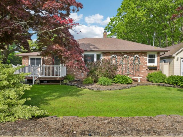  3 BR,  3.00 BTH &nbsp;Exp ranch style home in Shirley