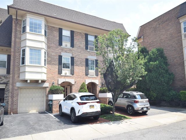  3 BR,  3.00 BTH &nbsp;Condo style home in Bayside