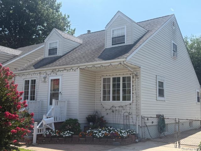  4 BR,  2.00 BTH &nbsp;Cape cod style home in Uniondale