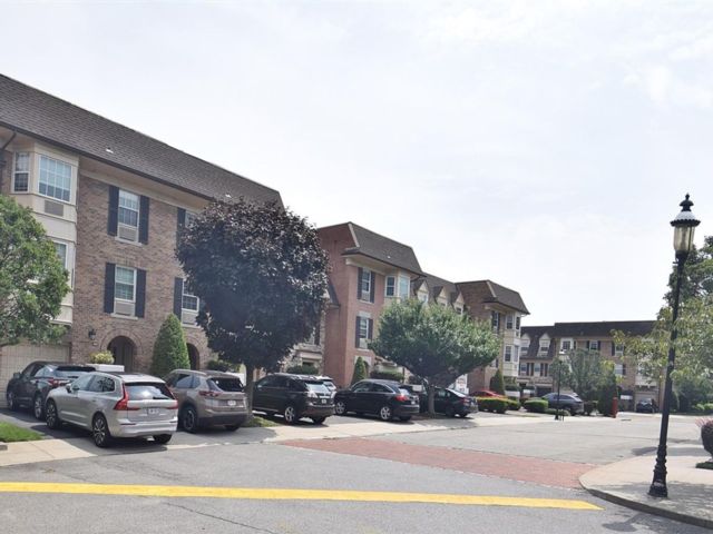  2 BR,  2.00 BTH &nbsp;Condo style home in Bayside