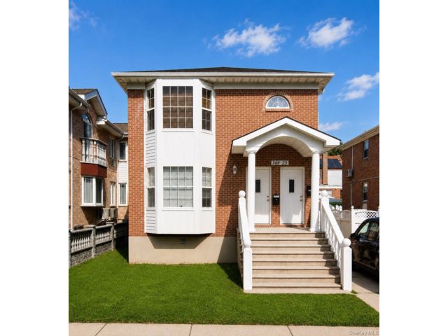  3 BR,  2.00 BTH &nbsp;Colonial style home in Whitestone