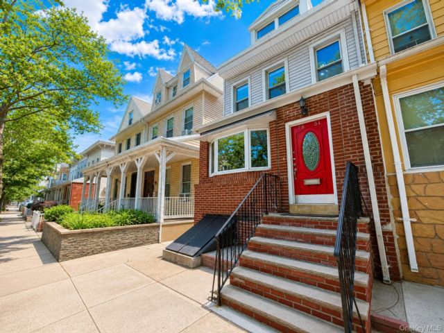  3 BR,  2.00 BTH &nbsp;Colonial style home in Glendale