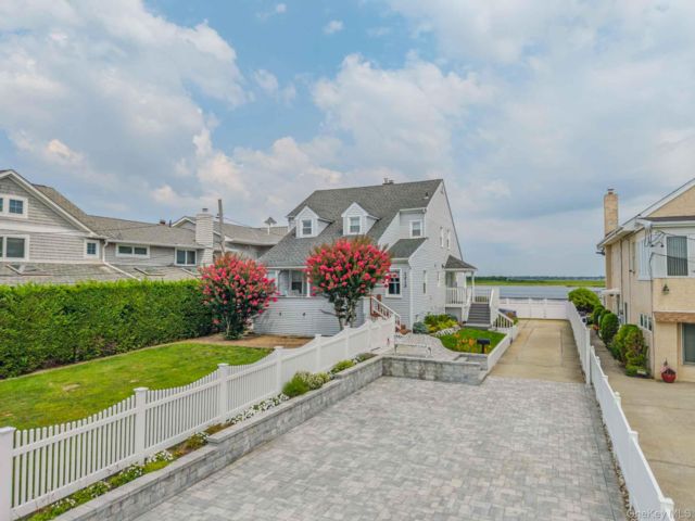  2 BR,  1.00 BTH &nbsp;Cape cod style home in East Atlantic Beach