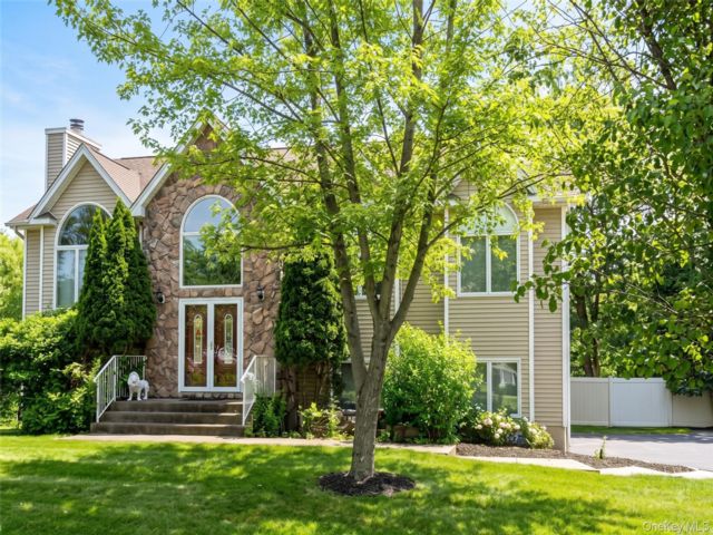  4 BR,  3.00 BTH &nbsp;Hi ranch style home in Congers
