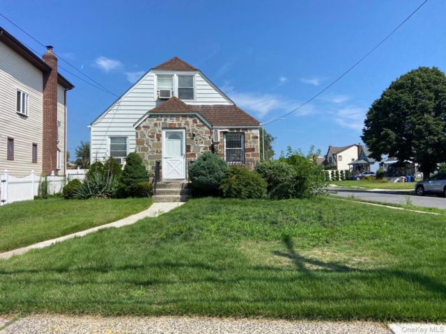  3 BR,  2.00 BTH &nbsp;A-frame style home in Bellerose