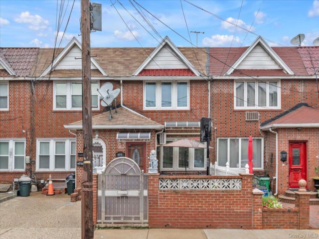 2 BR,  3.00 BTH &nbsp;House style home in Briarwood