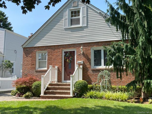  3 BR,  2.00 BTH &nbsp;Cape cod style home in Mineola