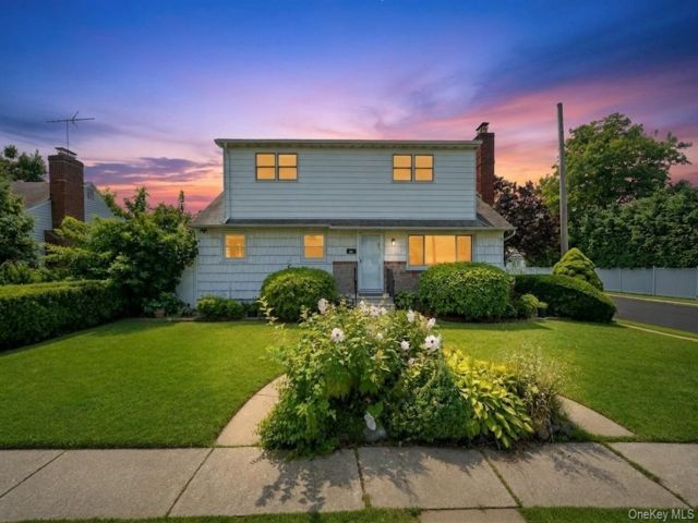  4 BR,  3.00 BTH &nbsp;Exp ranch style home in Hicksville
