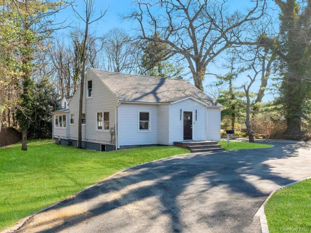  6 BR,  3.00 BTH &nbsp;Cape cod style home in Hauppauge