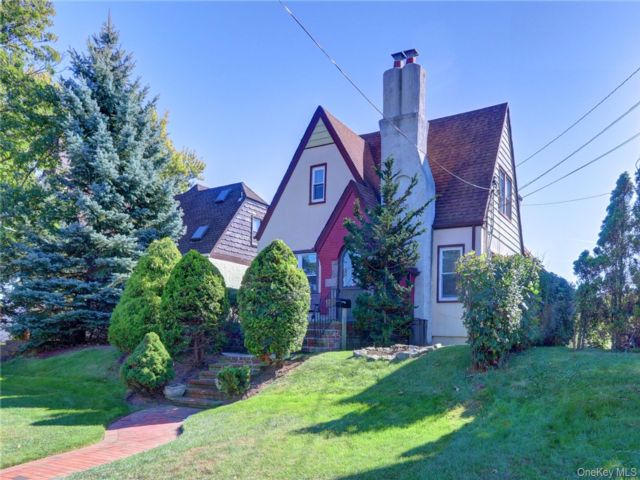  3 BR,  1.00 BTH &nbsp;Includes legal  style home in East Rockaway