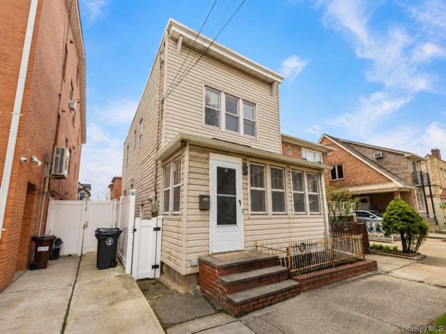  4 BR,  2.00 BTH &nbsp;Colonial style home in Fresh Meadows