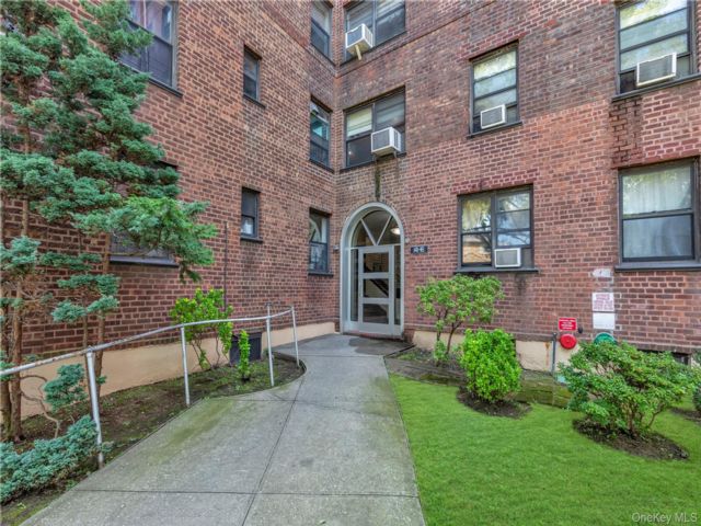  2 BR,  1.00 BTH &nbsp;Mid rise style home in Flushing