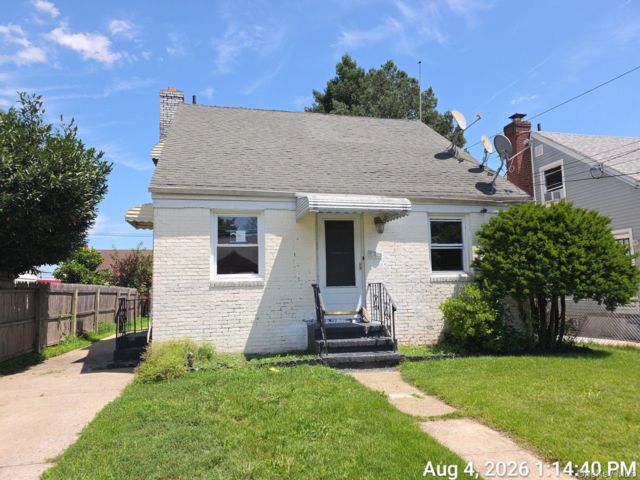  4 BR,  1.00 BTH &nbsp;Cape cod style home in Uniondale