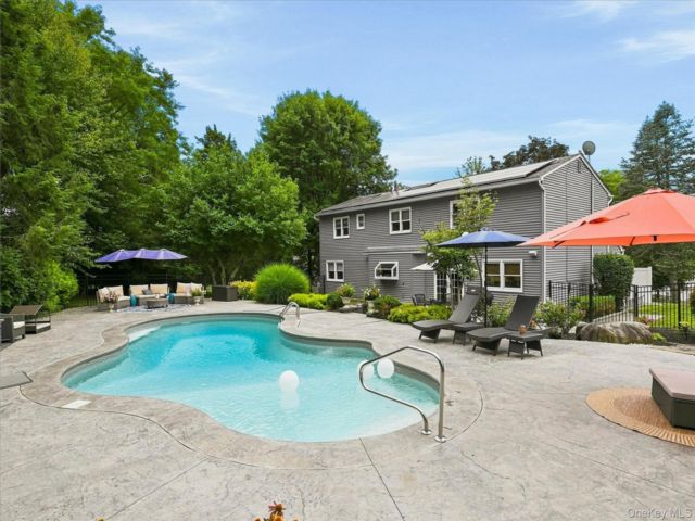  4 BR,  3.00 BTH &nbsp;Colonial style home in Cornwall