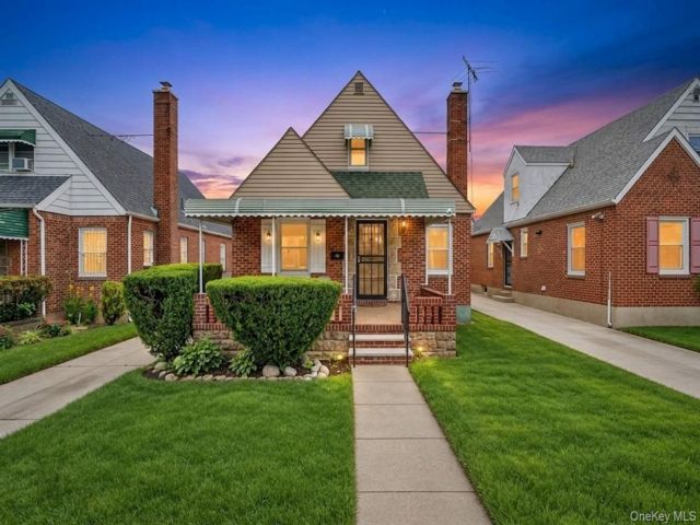  4 BR,  3.00 BTH &nbsp;Cape cod style home in Cambria Heights
