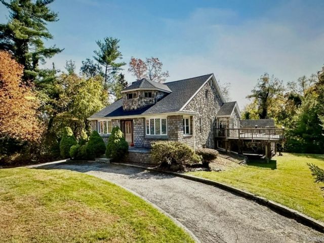  5 BR,  2.00 BTH &nbsp;Craftsman style home in White Plains