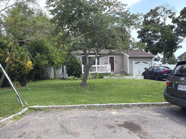  3 BR,  1.00 BTH &nbsp;Ranch style home in Bay Shore