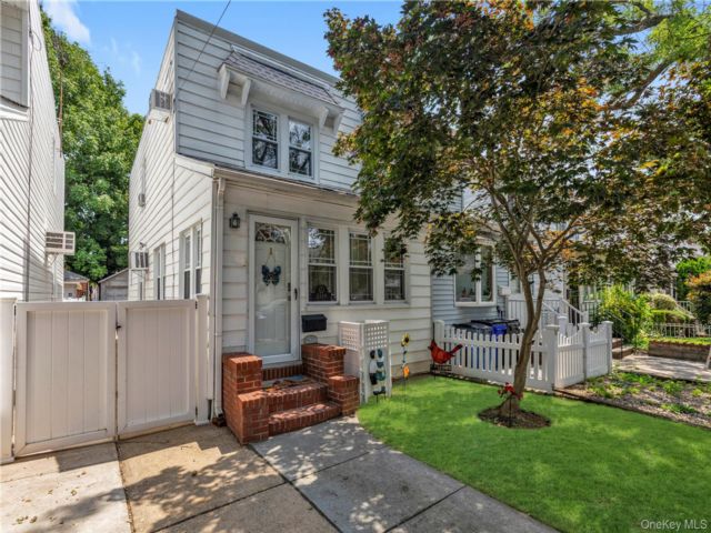  3 BR,  1.00 BTH &nbsp;Colonial style home in Bayside