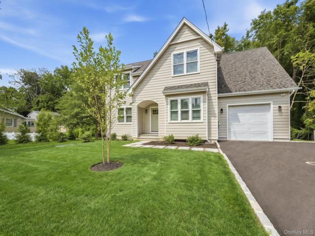  3 BR,  3.00 BTH &nbsp;Colonial style home in East Setauket