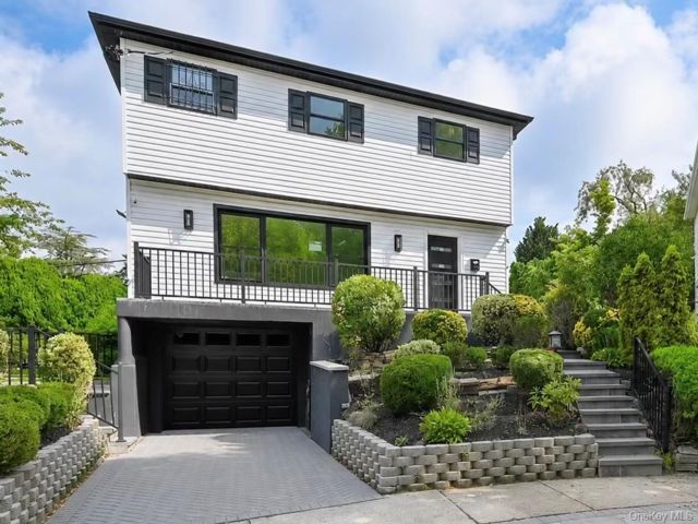 3 BR,  3.00 BTH &nbsp;Colonial style home in Whitestone