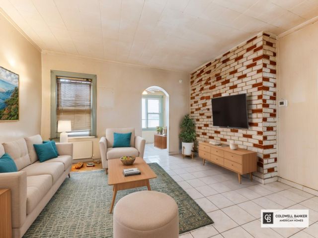  3 BR,  2.00 BTH &nbsp;Colonial style home in Woodside