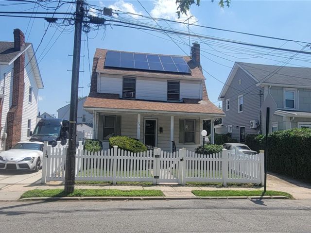  3 BR,  2.00 BTH &nbsp;Colonial style home in Queens Village