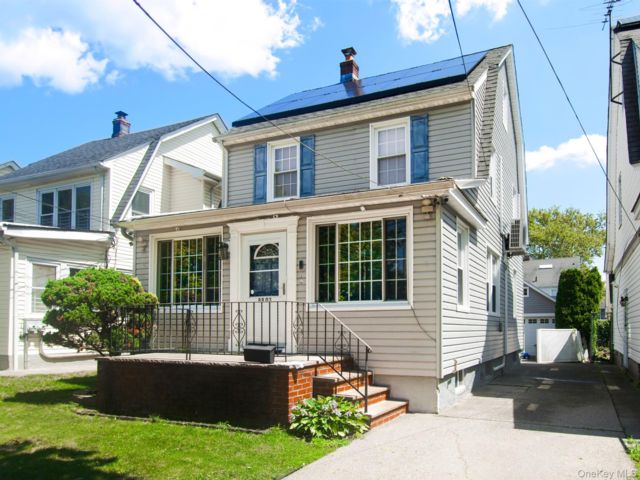  3 BR,  3.00 BTH &nbsp;Colonial style home in Bellerose