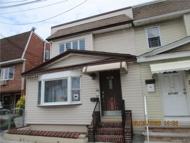  7 BR,  4.00 BTH &nbsp;Colonial style home in Middle Village