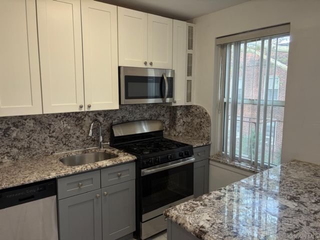  1 BR,  1.00 BTH &nbsp;Mid rise style home in Flushing